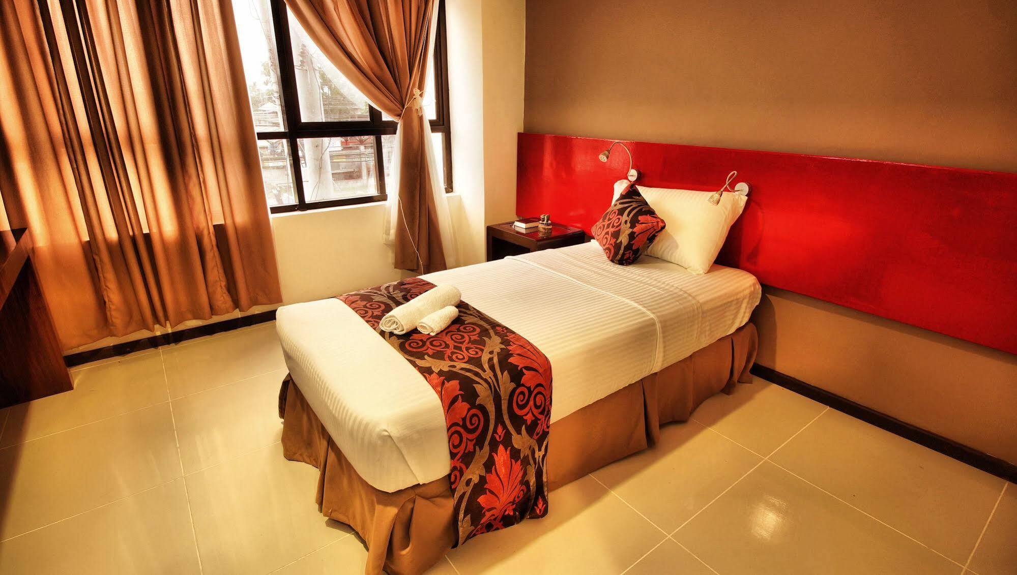 Big Daddy Hotel And Convention Center Butuan City Esterno foto